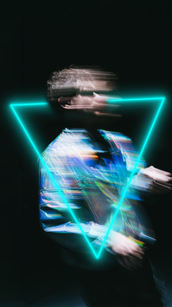 persftoto dansproductie VV - Energy, danser Boaz Blume staat in een neon blauwe driehoek