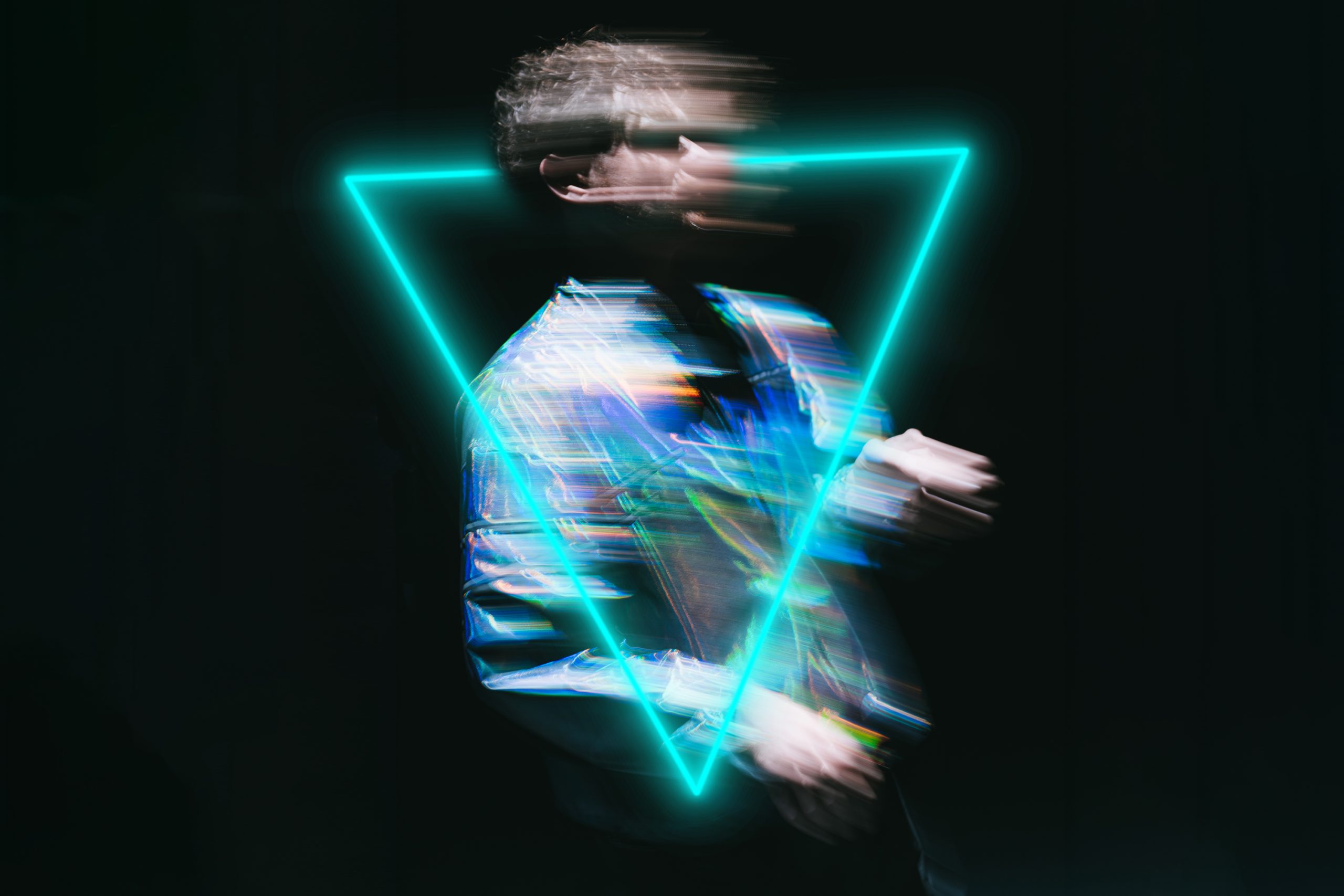 persftoto dansproductie VV - Energy, danser Boaz Blume staat in een neon blauwe driehoek